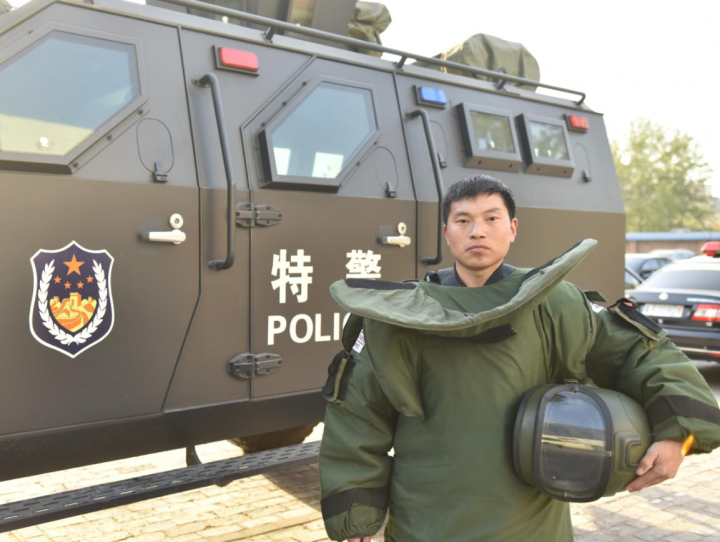 身穿河北训练服（戎装换警服、初心永不改！致敬退役军人警察）