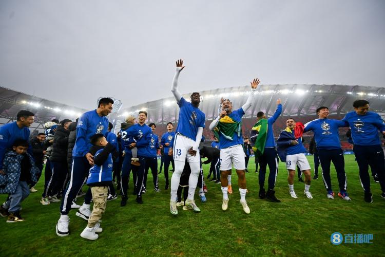 中国普通足球运动员年薪（媒体人：市场决定了球员工资，中国足球职业联赛没降薪限薪的必要）-趣拿体育