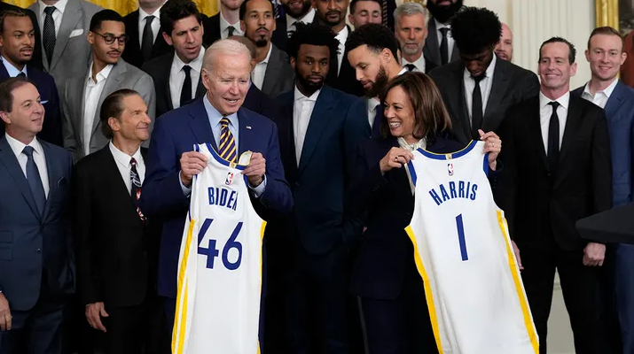 nba冠軍為什么去白宮（拜登在白宮接見NBA總冠軍勇士隊(duì)，合影時(shí)又雙叒下跪了…）