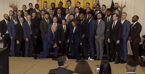 nba冠军为什么去白宫（拜登在白宫接见NBA总冠军勇士队，合影时又双叒下跪了…）