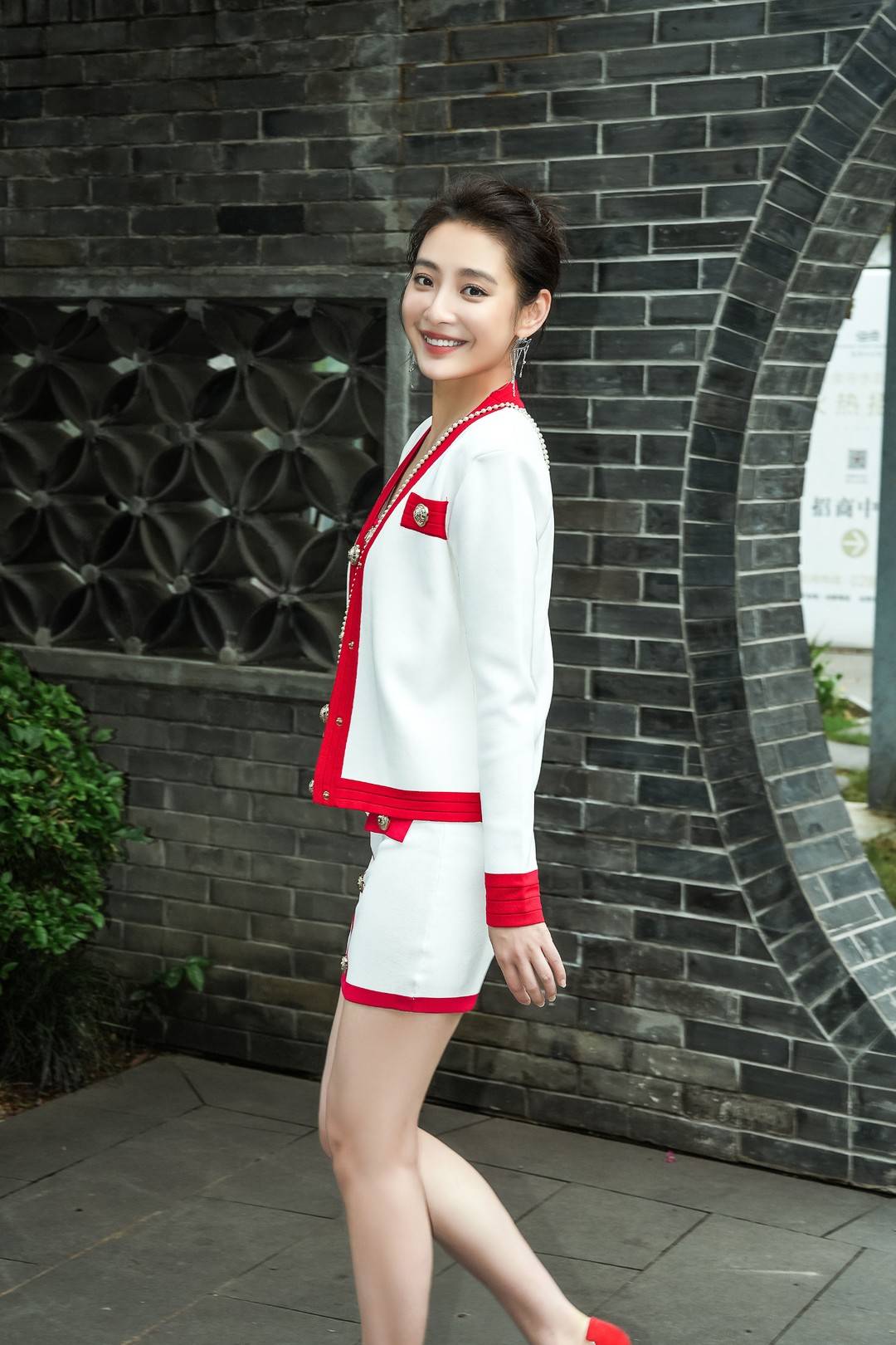 搭档贾冰杨迪上卫视春晚 四川谐剧演员吴丹:珍惜每一次站上舞台的机会