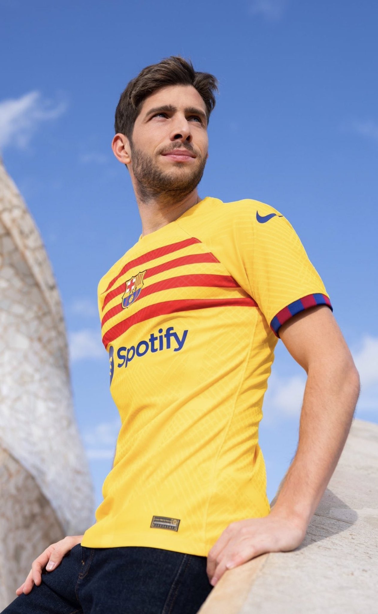 巴萨发布本赛季第四球衣：黄色主色调+红色横条纹