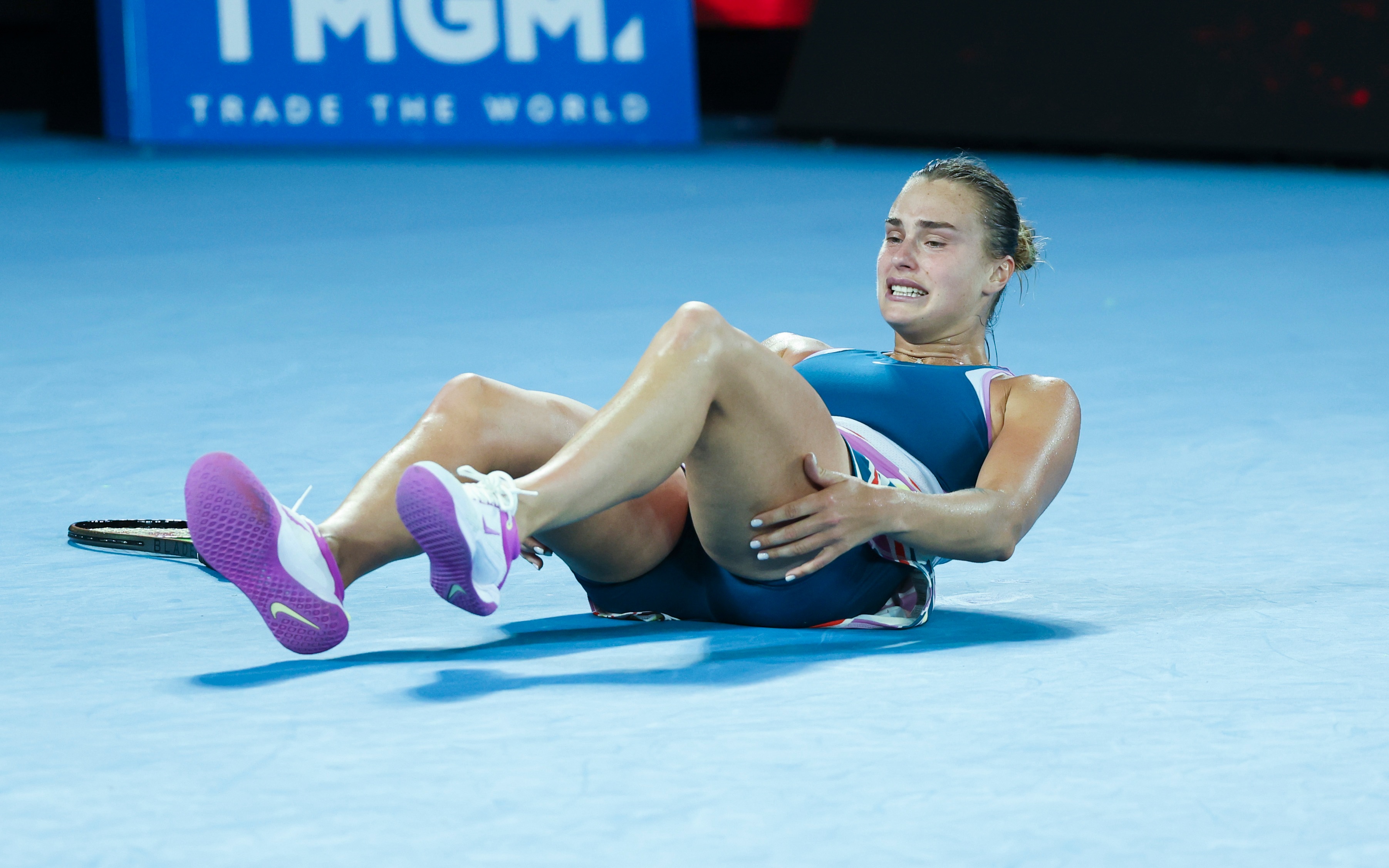 澳网女单决赛萨巴伦卡逆转夺冠，达芙妮纪念杯刻上新名字