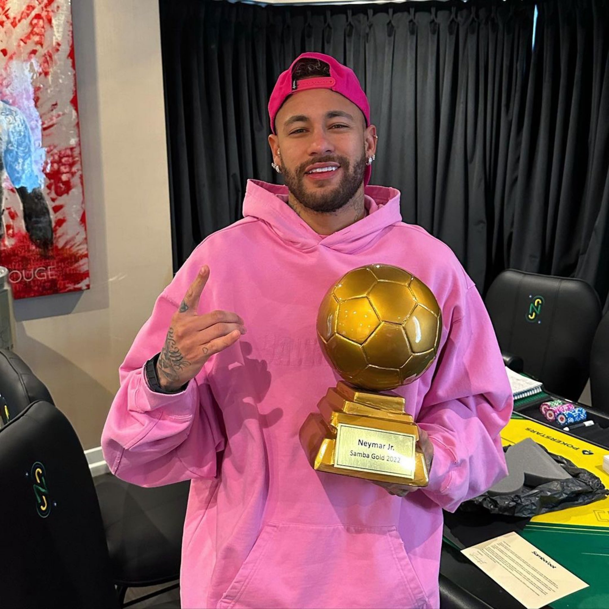 迄今为止,内马尔职业生涯已经6夺桑巴金球奖,包括2014年,2015年,2017