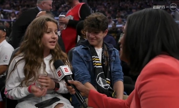 nba球員為什么不能坐下來（被勒布朗驚呆的小美女：NBA歷史最佳球員竟然坐我旁邊）