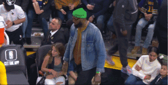 nba球員為什么不能坐下來（被勒布朗驚呆的小美女：NBA歷史最佳球員竟然坐我旁邊）