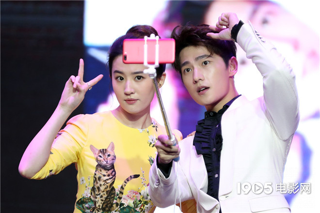 电影人独家送甜蜜!周冬雨卖萌,刘亦菲杨洋玩自拍