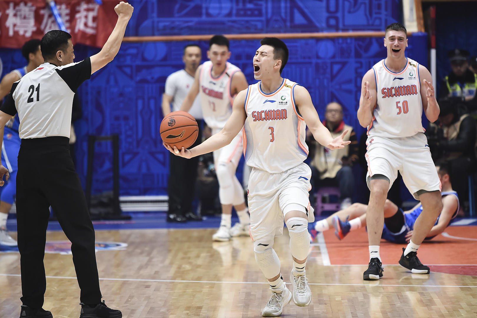 cba男篮在哪里比赛（正式售票！CBA第三阶段3月1日重燃战火 四川男篮首战主场对阵深圳队）-华海博客