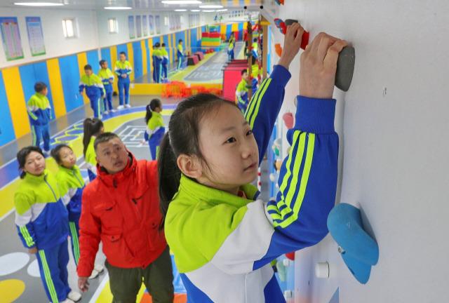 身穿河北訓練服（河北秦皇島：打造校園體能訓練館 助力學生體能訓練）