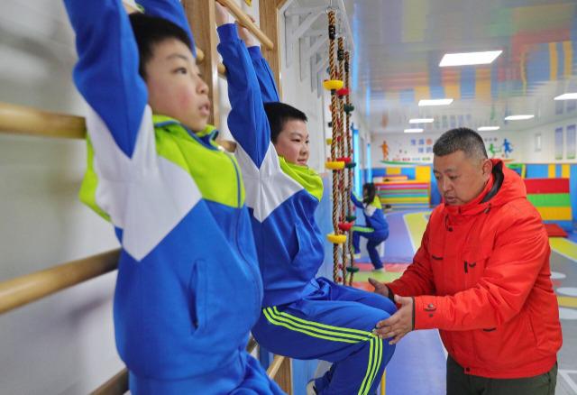 身穿河北訓練服（河北秦皇島：打造校園體能訓練館 助力學生體能訓練）