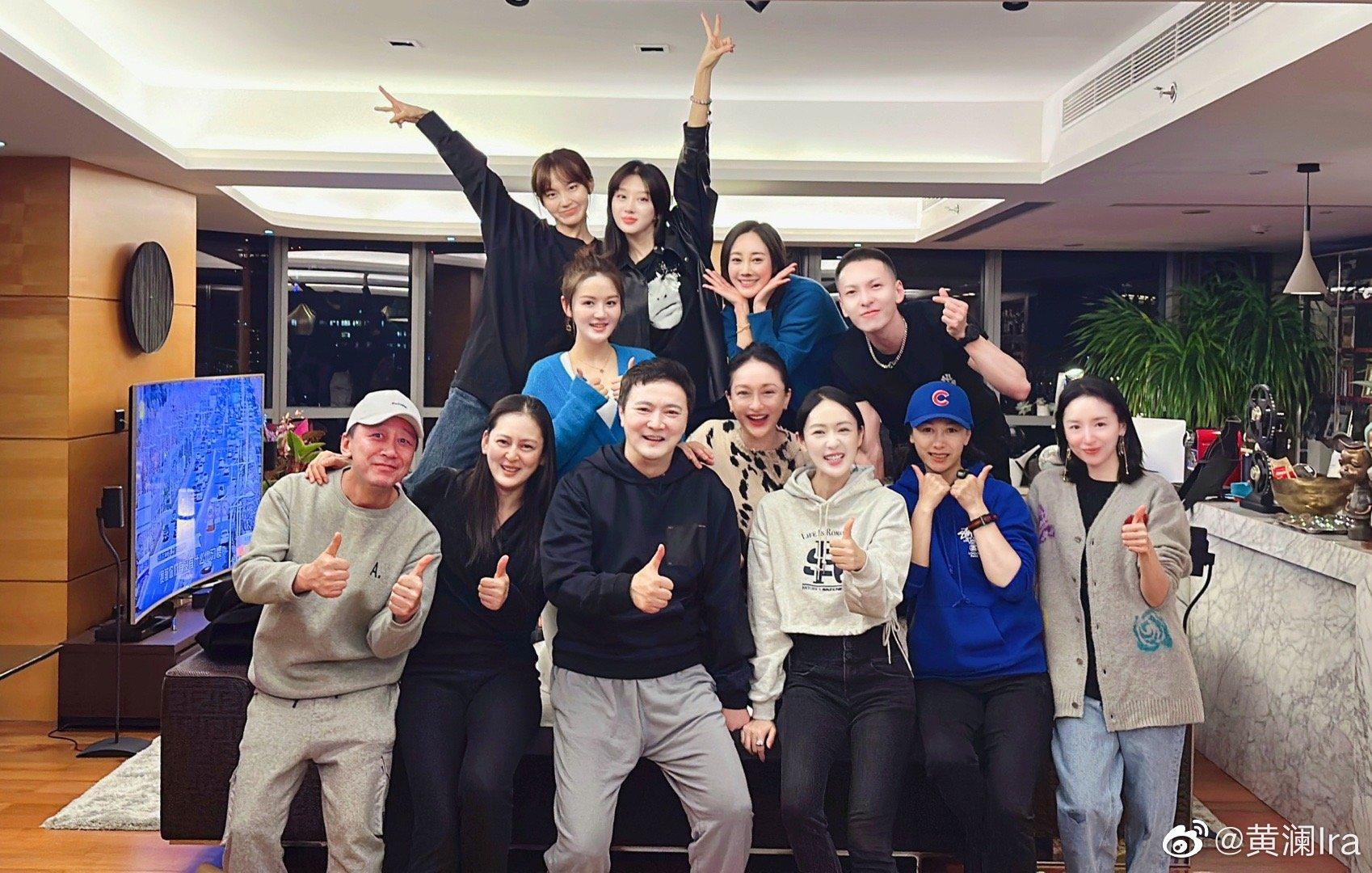 《如懿传》剧组大聚会,周迅董洁童瑶开心合照