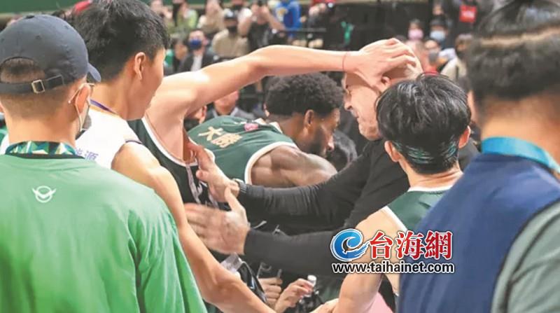 台湾职篮联赛爆发大规模斗殴 11人被驱逐出场