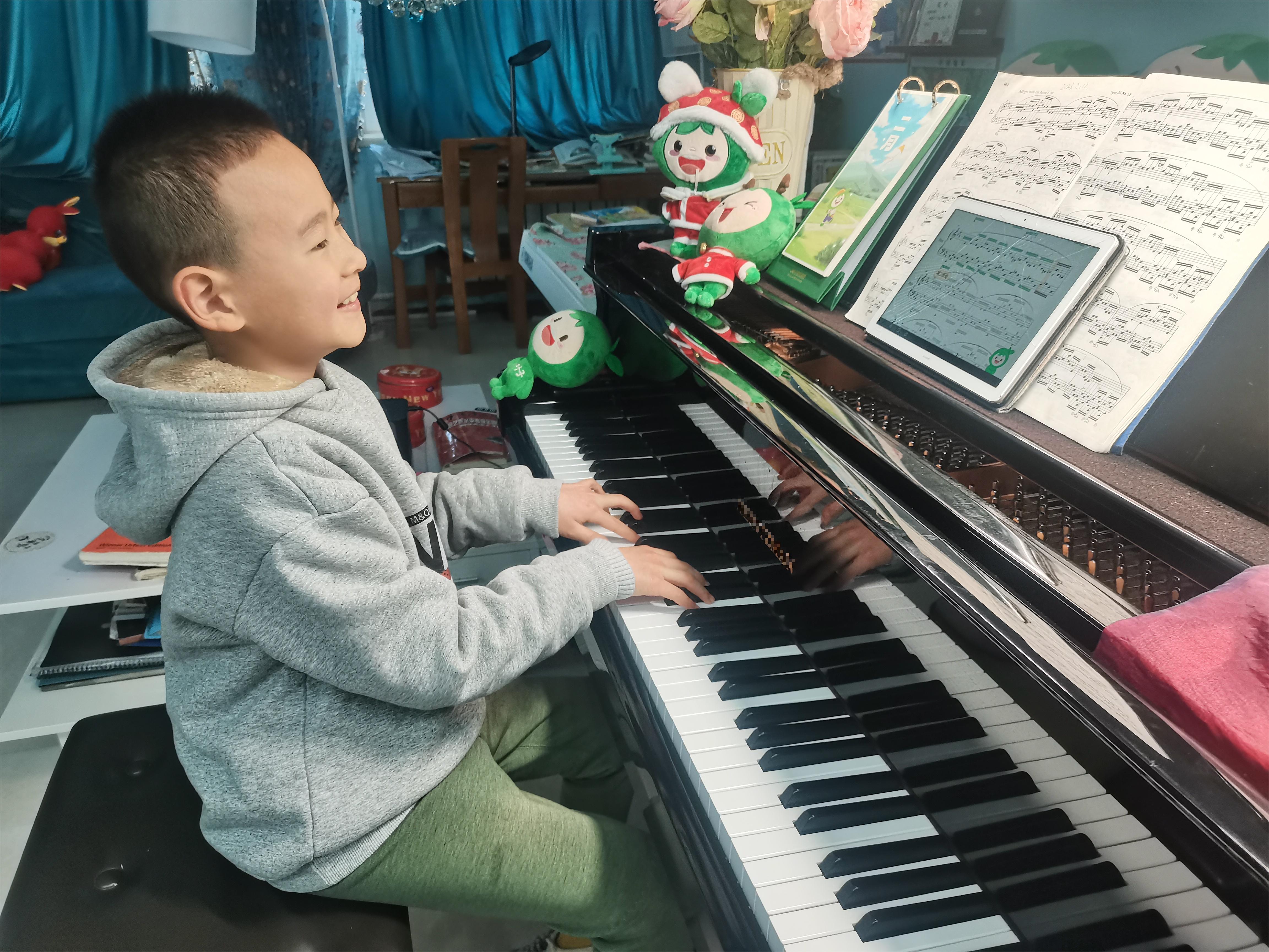 天下足球2016欧洲杯进球集锦（AI让练琴更高效更有趣，一家在线钢琴陪练机构的突围之路）-趣拿体育