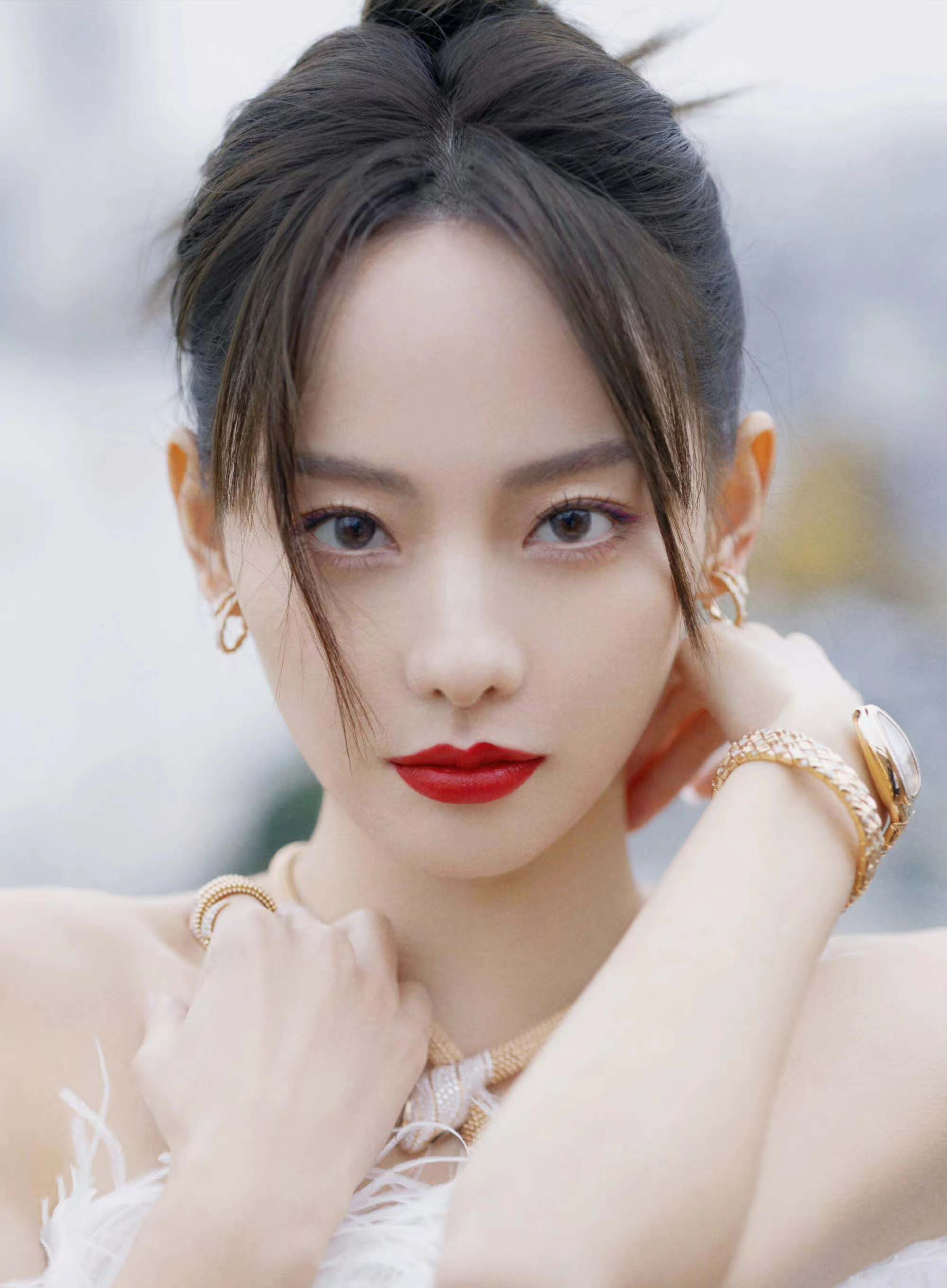 张嘉倪《好事成双》杀青,凌晨奔赴时装周,拼事业的姐姐也太美了吧