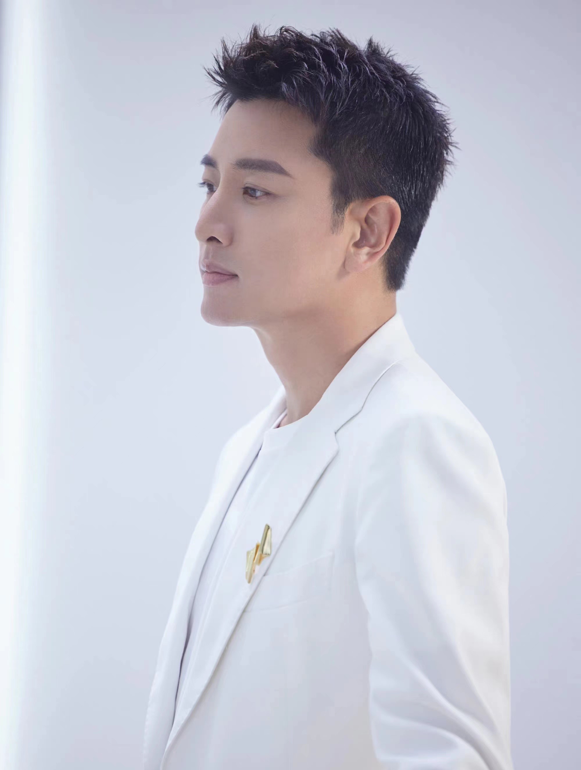 贾乃亮晒陪女儿用餐视频,甜馨面对投喂表情搞怪,父女互动好有爱