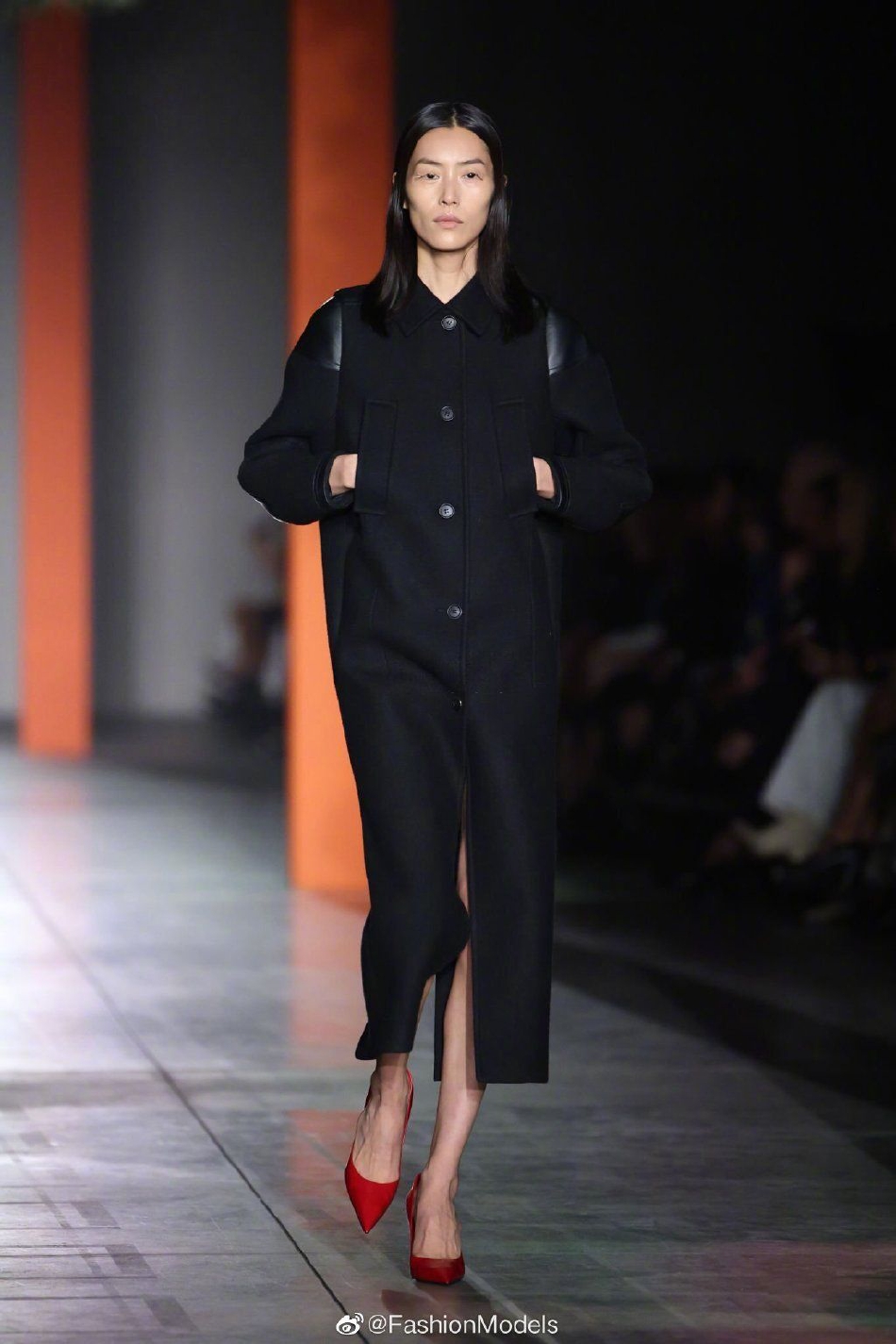 刘雯暌违国际秀场三年重返时装周 压轴出场气场全开