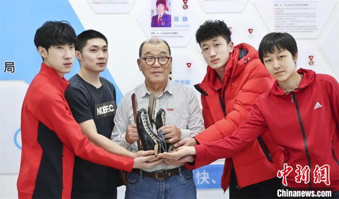 夺冠60年纪念日当日 中国冬季项目首个世界冠军罗致焕捐出比赛服