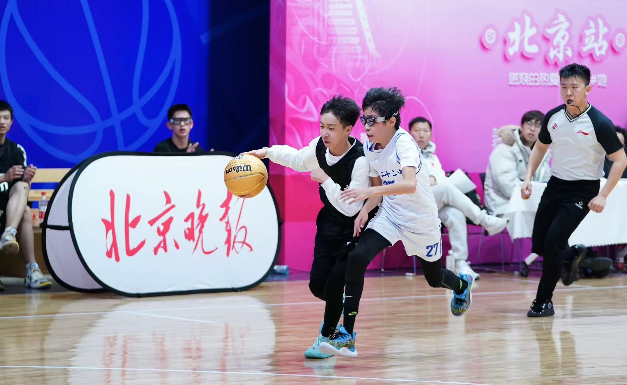 怎么求篮球比赛共有多少队（百队杯篮球赛今晨开赛 孩子们又迎来属于自己的节日）