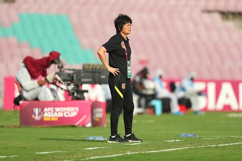 中国女足主教练水庆霞亮相“代表通道”：铿锵玫瑰，永不言弃！