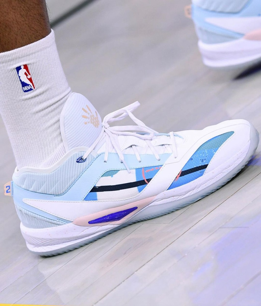 今天nba哪些球队对决（NBA 上脚合集！布克、东契奇激情对喷！他俩到底骂了啥？）