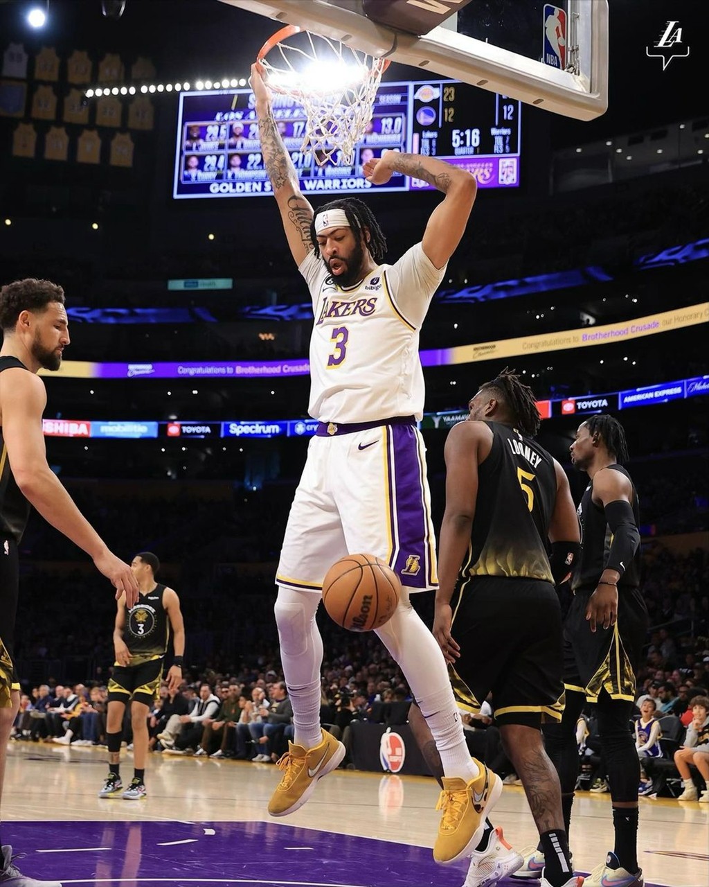 今天nba哪些球队对决（NBA 上脚合集！布克、东契奇激情对喷！他俩到底骂了啥？）