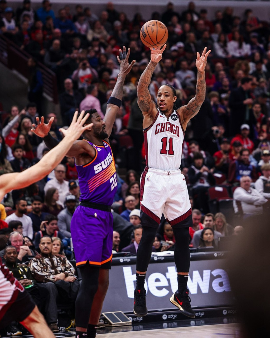 今天nba哪些球队对决（NBA 上脚合集！布克、东契奇激情对喷！他俩到底骂了啥？）