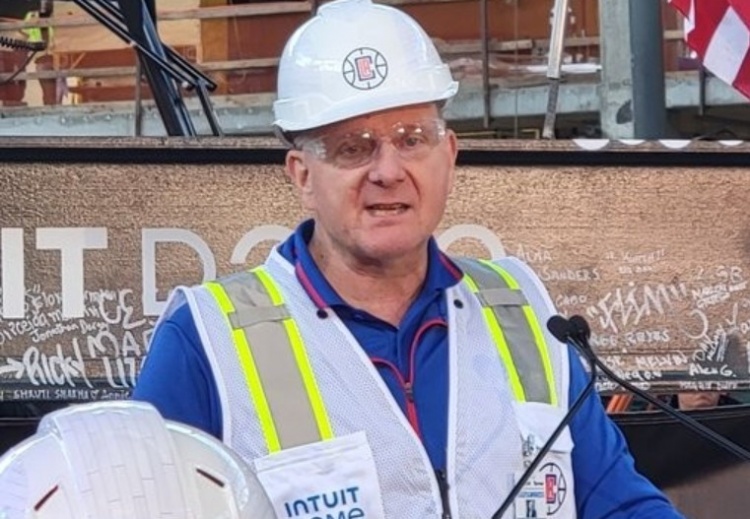 NBA快船老板鲍尔默身价多少（亿万富翁的豪气！鲍尔默：我们没理由不拥有最最顶尖的球馆）-趣拿体育