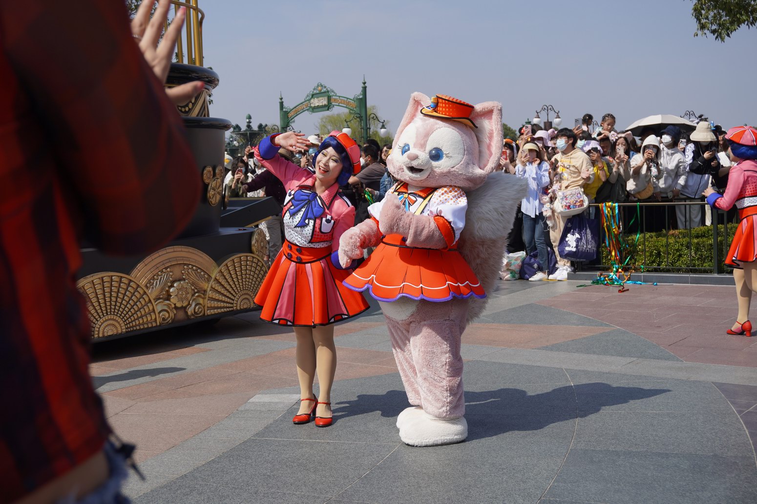 新"人物"小熊猫美美在上海迪士尼首秀亮相,也有一条大尾巴