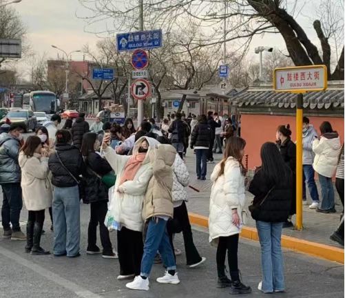 网红街拍“群魔乱舞”何解