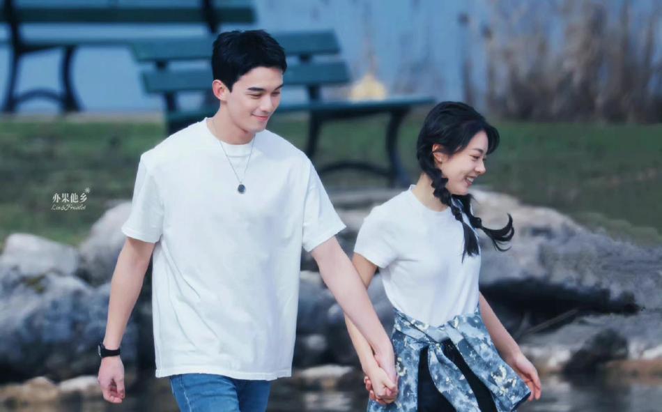 电视剧《在暴雪时分》再发路透,吴磊,赵今麦穿白t情侣装在芬兰的街边