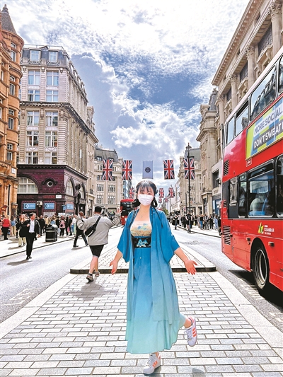 做“行走的文化宣传画”她身穿汉服走上英国街头