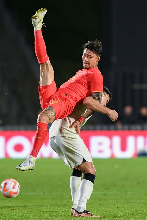 扬科维奇带队正式比赛首秀 中国男足0比0战平新西兰