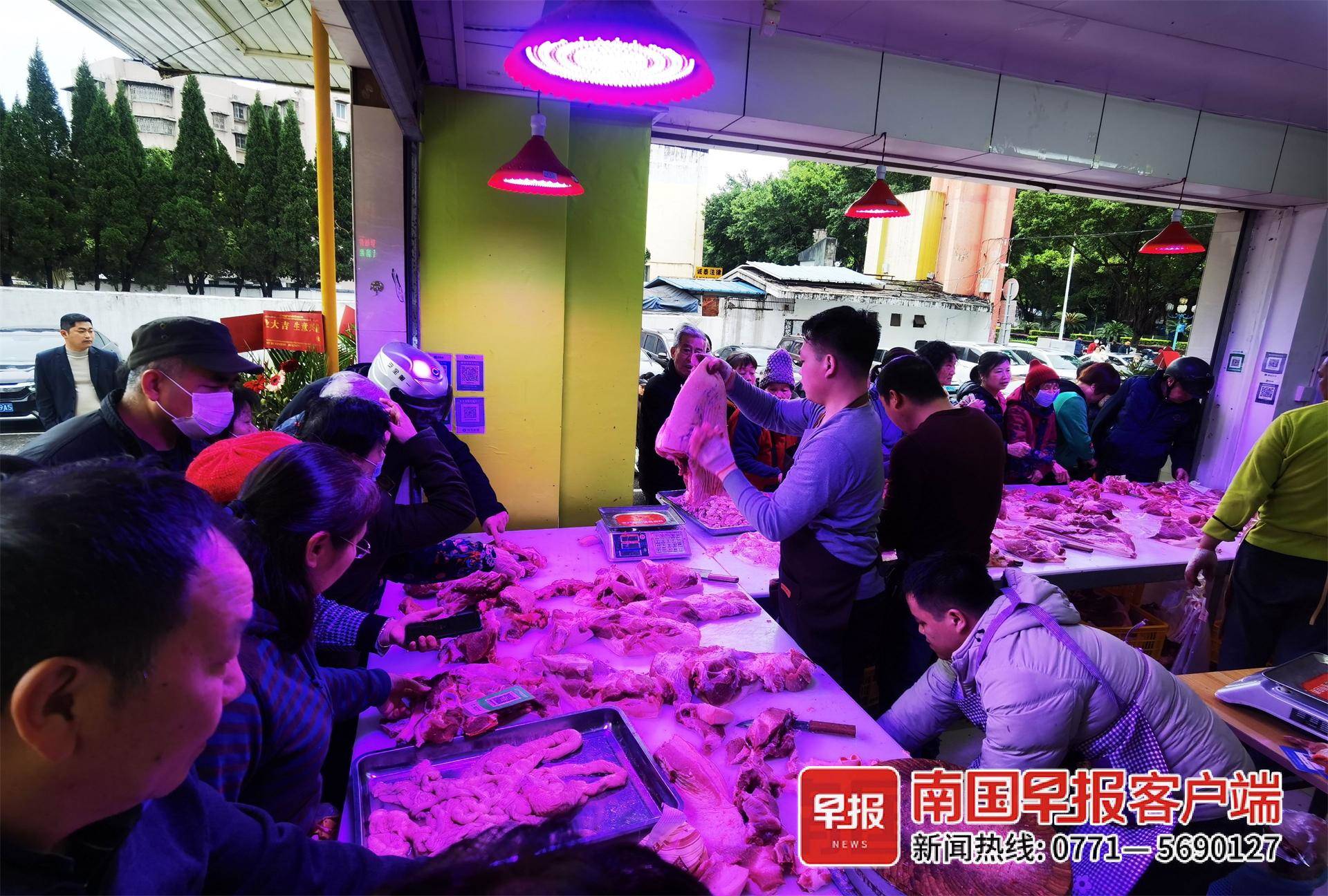 开在路口售价还低，桂林某猪肉店遭其他猪肉摊主堵门