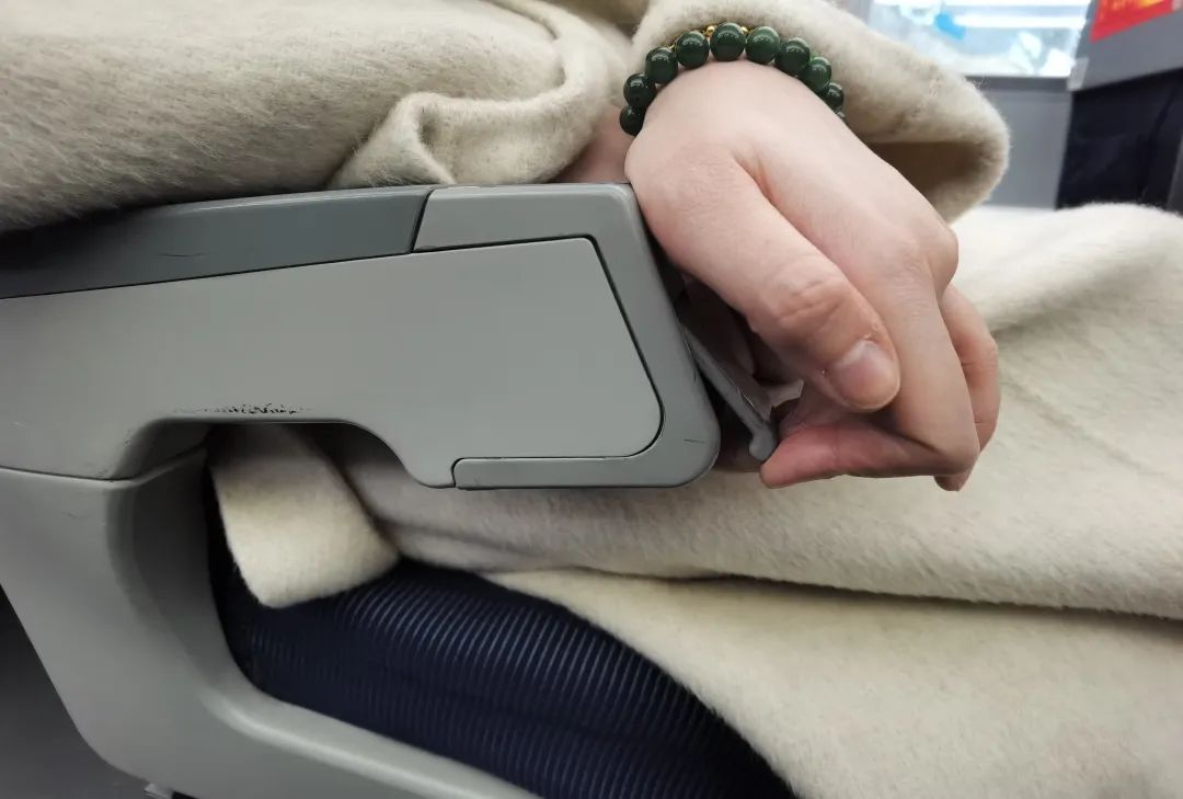 座椅靠背调节按钮,在座位一侧扶手下方,轻轻扳动就可以调整座位了.