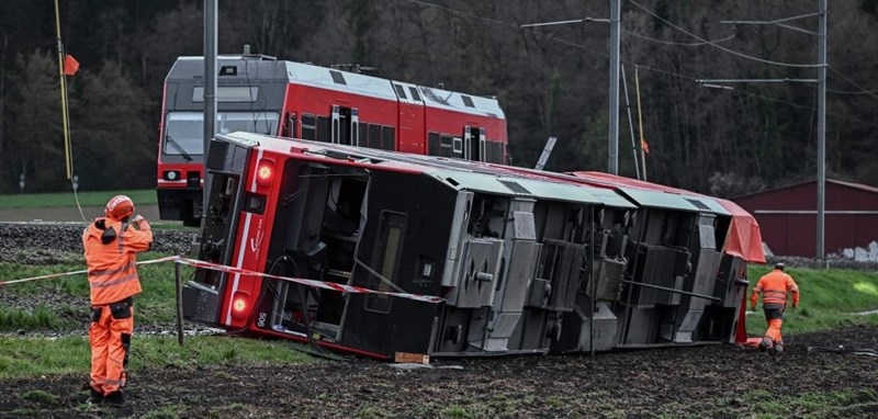 风暴列车图片(瑞士两列火车被狂风吹翻)