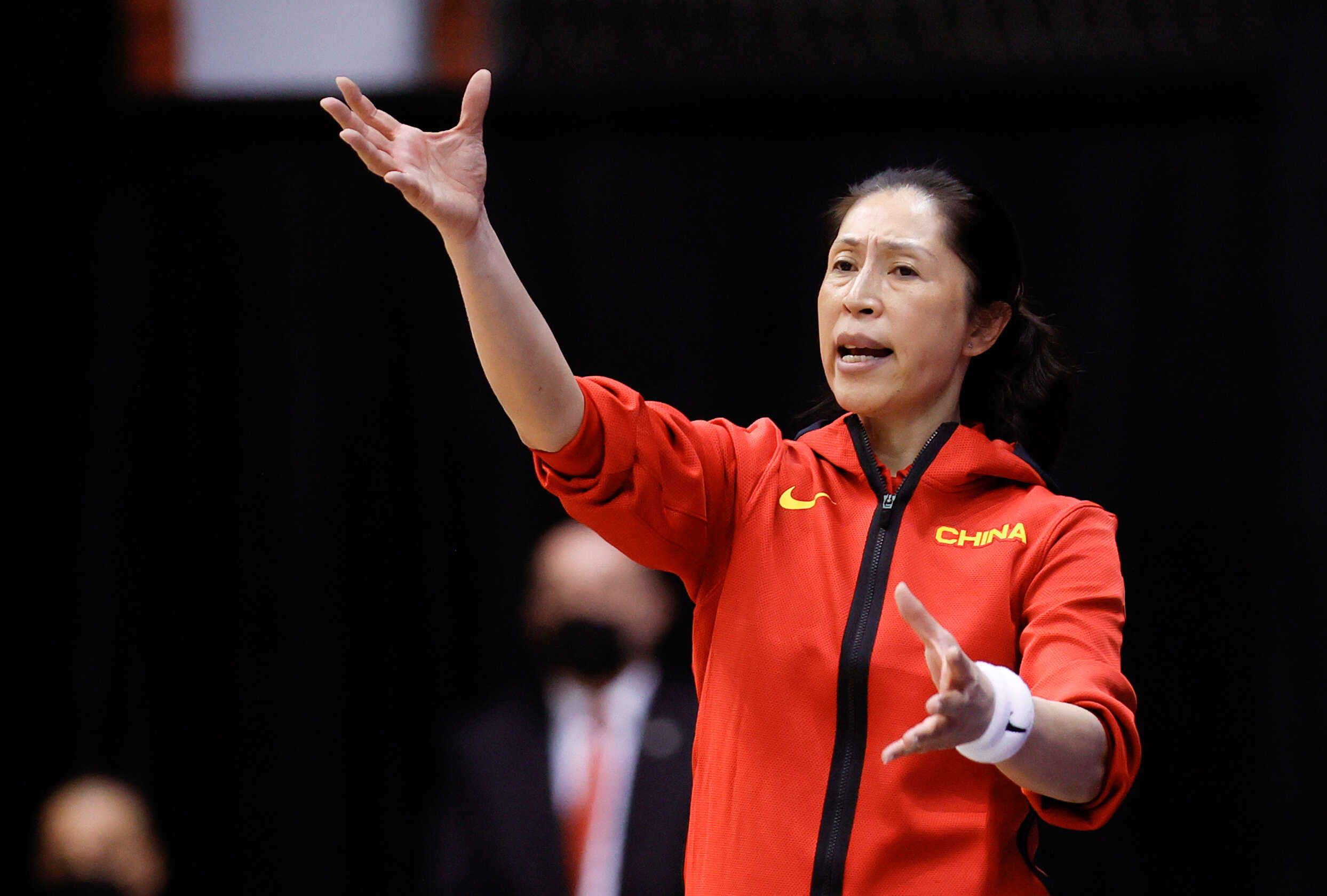 中国女篮主教练郑薇：哪怕只有1%希望，也要尽100%努力