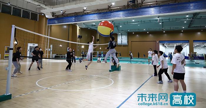 北京青年政治学院举办学生趣味排球赛