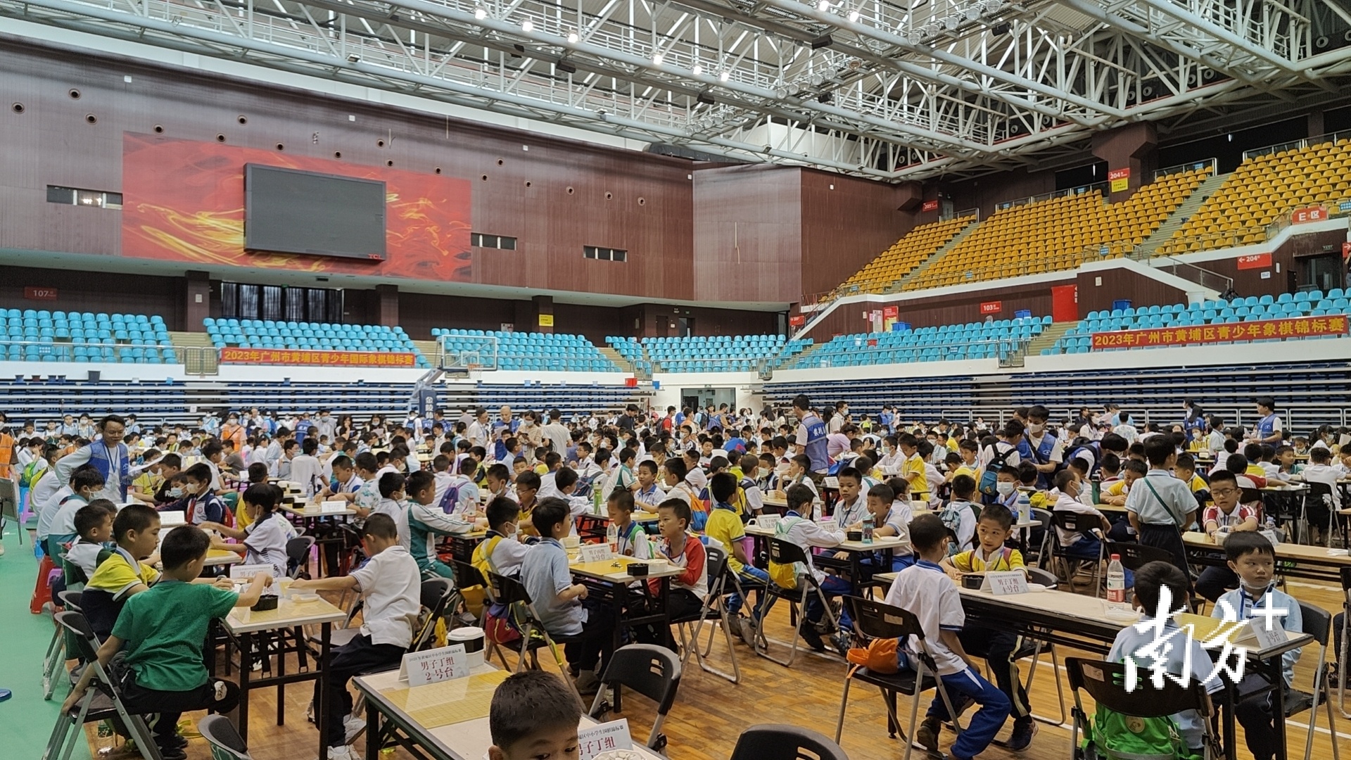 广州体育中心下象棋(广州黄埔区棋类锦标赛落幕，700多名中学小生乐在“棋”中)