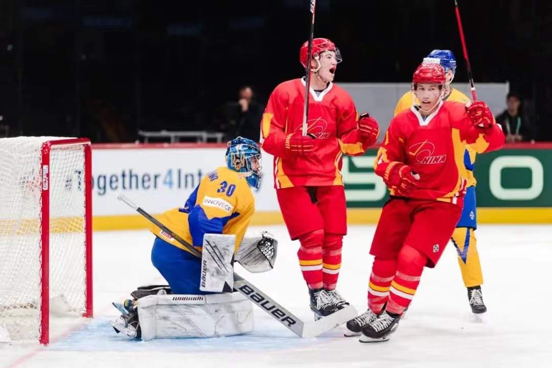 世锦赛开门红！中国男子冰球队5比4击败乌克兰队