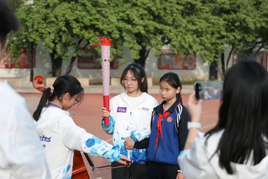 北京奥运会主题曲(向奥林匹克致敬，音创未来光明行携手北京市盲人学校共同