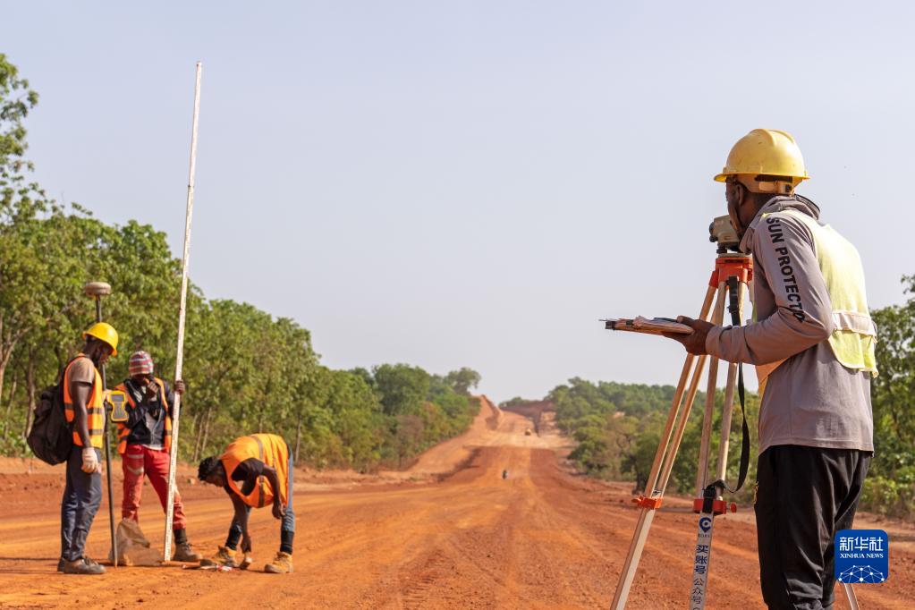 通讯：中国测量员与非洲小伙的师徒情谊——记科特迪瓦北部公路项目的建设者