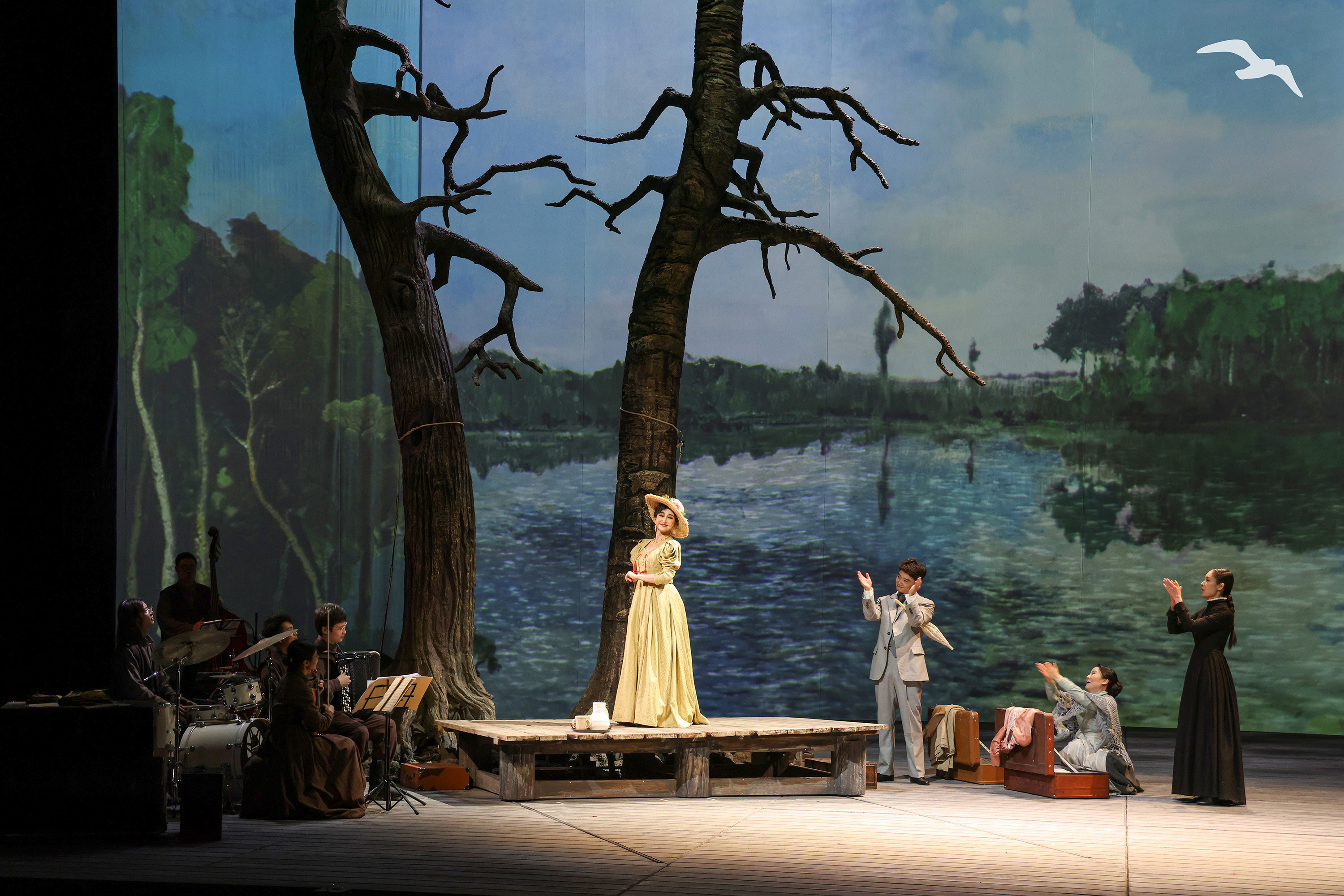 北京人艺上演契诃夫名剧《海鸥》 简洁舞台演绎复杂内心