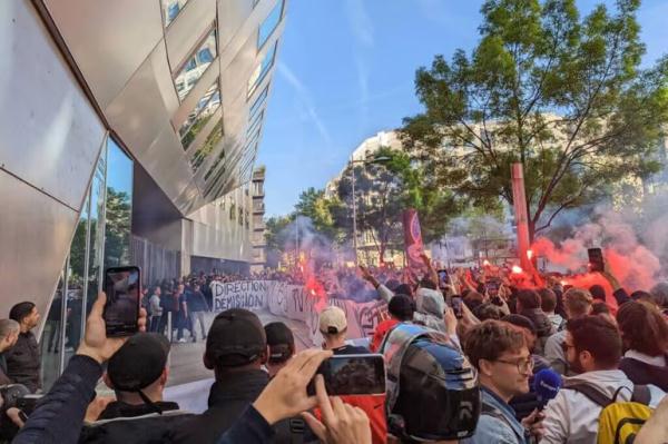 球迷在法国巴黎街头引发骚乱(巴黎圣日耳曼与它愤怒的球迷)