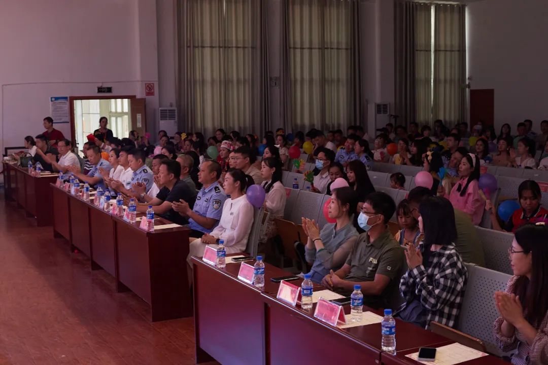 州公安局团委走进景洪市特殊教育学校参加“携爱助残·唱响青春” 全国助残日暨青年歌会活动