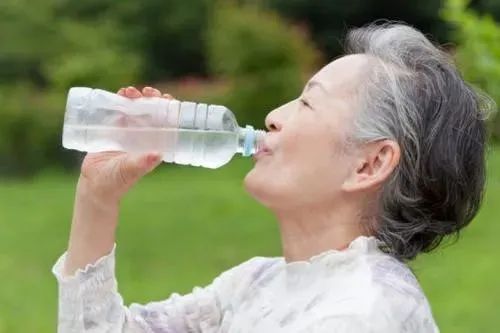 边吃饭边喝水?老年人"喝水"有讲究