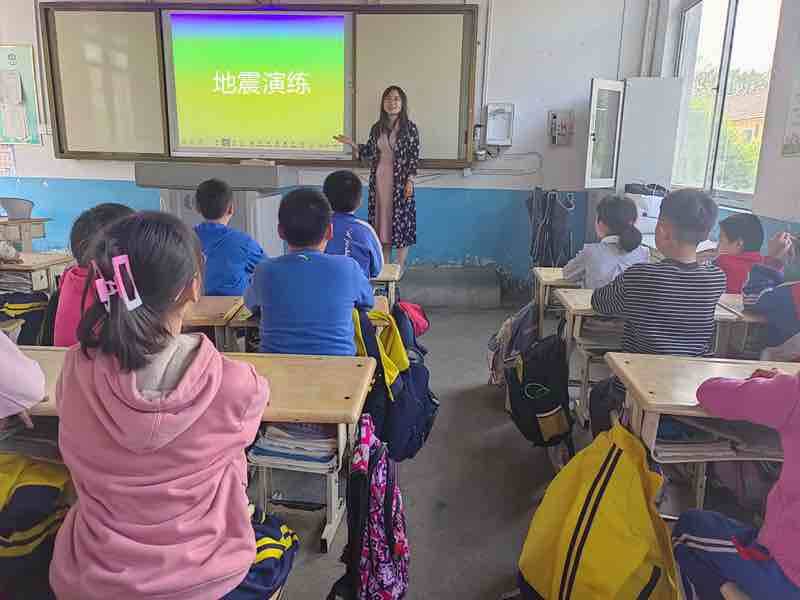 班会黑板报(烟台招远市齐山镇十字道完全小学开展防震减灾科普宣传教育活动)