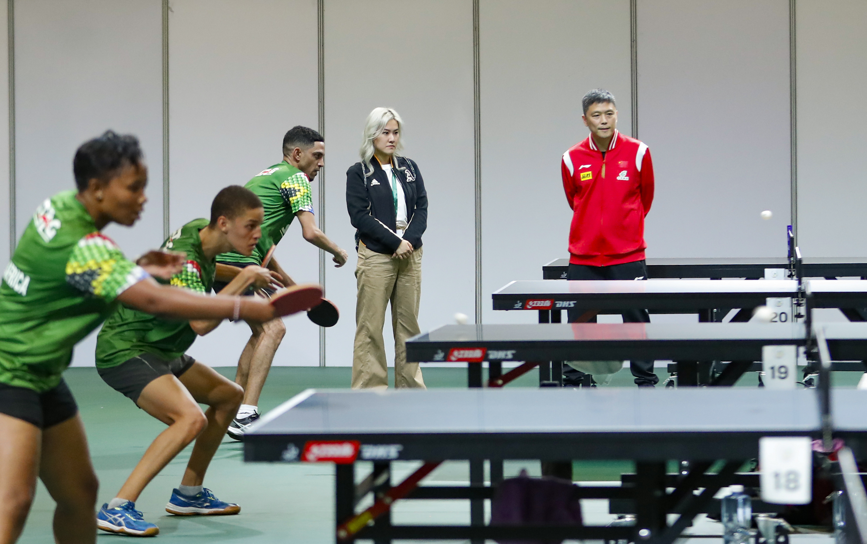 （体育）乒乓球——世乒赛：中国乒乓球队教练与南非队交流