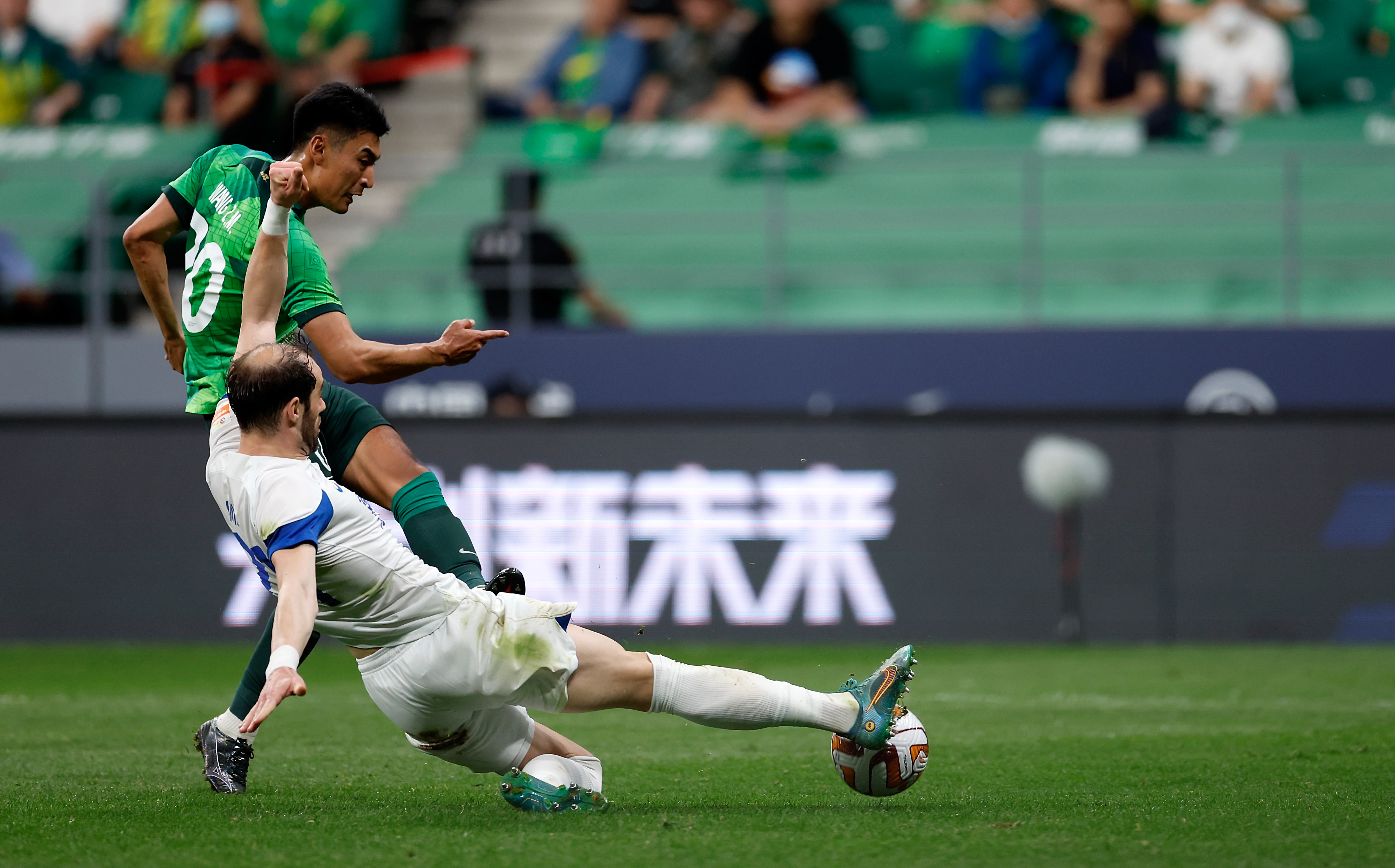 5月23日,沧州雄狮队球员庆祝队友朱可夫的进球. 新华社记者 王丽莉 摄