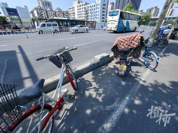 1.6公里，4个果壳箱，垃圾没地方扔只能带回家，杭州的垃圾桶真的变少了吗？