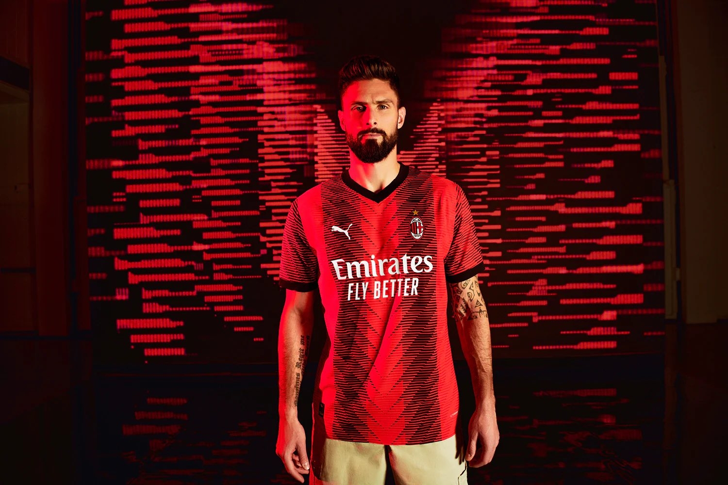 米兰新赛季主场球衣正式发布：更加动感有活力的红黑搭配